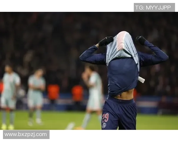 锁定胜局莱万特后场失误助攻格列兹曼轻松梅开二度